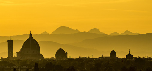 Italia, Toscana, Firenze, il Duomo e il campanile di Giotto al tramonto, dietrole alpi Apuane.
