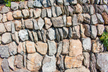 Hintergrund – bewachsene Natursteinmauer
