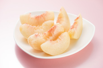 カットした桃 © kai