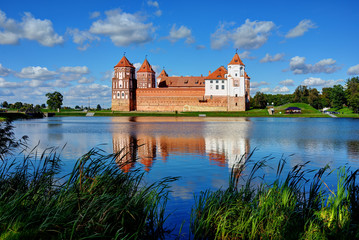 Obraz premium The Mir Castle, reflected in the lake. Belarus, Europe