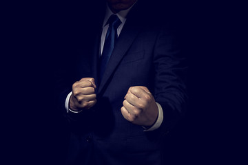 拳を握ったビジネスマン