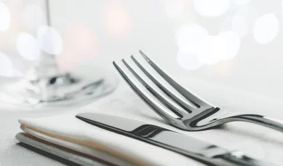 Rolgordijnen Tafelopstelling met vork en mes op servet © BillionPhotos.com