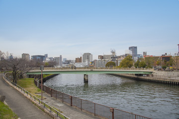 Obraz premium 第二寝屋川にかかる新鴫野橋（大阪市中央区）