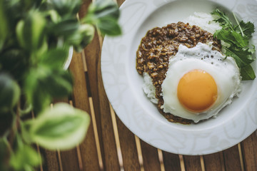 卵入りのカレーライス
