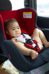 チャイルドシートに座る赤ちゃん