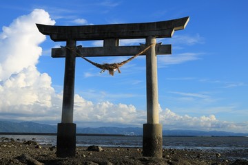 干潮時の長尾神社の鳥居と灯篭