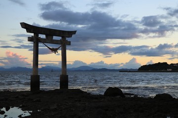 夕暮れ時の長尾神社の鳥居