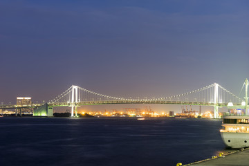 夜の東京竹芝桟橋から望むレインボーブリッジとクルーズ船