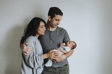 Portrait of a young happy family © Rawpixel.com
