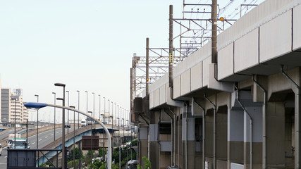 鉄道高架とハイウエー