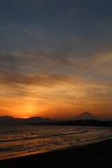 Fototapeta na wymiar 茅ヶ崎海岸から見た富士の夕焼け空（縦）