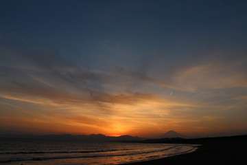 茅ヶ崎海岸から見た富士の夕焼け空（横）