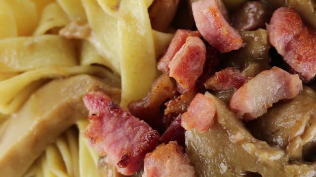 Tagliatelle con funghi porcini e pancetta