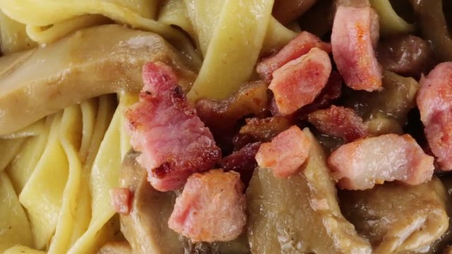Tagliatelle con funghi porcini e pancetta