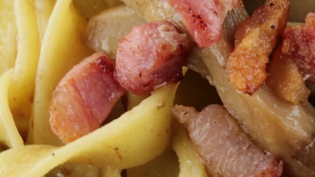 Tagliatelle con funghi porcini e pancetta