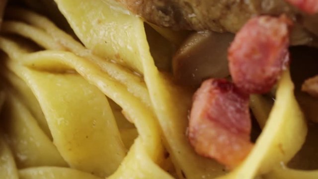 Tagliatte con funghi porcini e pancetta