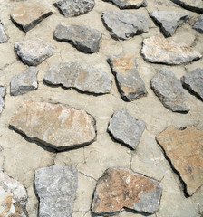 Rocce incastonate nel cemento