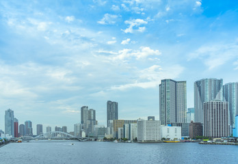 Fototapeta premium Widok na zatokę z molo Takeshiba w Tokio