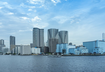 Obraz premium Widok na zatokę z molo Takeshiba w Tokio