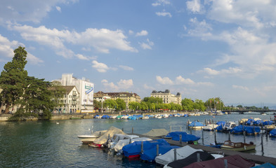 Vue sur le grand lac de Zurich en Suisse
