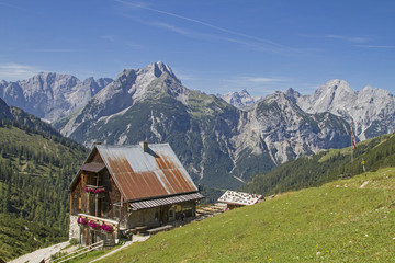 Fototapeta na wymiar Plumsjochhütte im Karwendel
