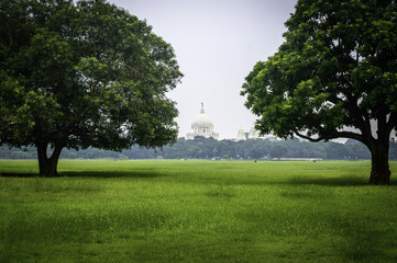 Obraz premium Beautiful image of Victoria Memorial snap from distance, from Moidan, Kolkata , Calcutta, West Bengal, India.