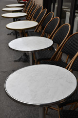 Fototapeta na wymiar Tables et chaises de bar