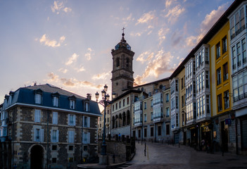 atardecer en vitoria Gasteiz ayuntamiento y plaza virgen blanca