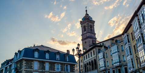 atardecer en vitoria Gasteiz ayuntamiento y plaza virgen blanca