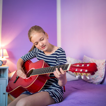 Teenage girl with her guitar in her lovely room&uml;