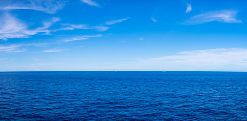 船旅 クルージング 水平線