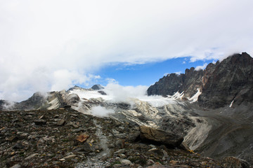 Paesaggio di montagna con vista cime e nuvole