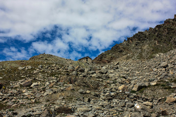 Rocce di montagna con vista cielo con nuvole