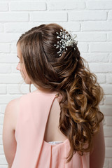 Women's hairstyle of the Eastern tail on the head of a brown-haired rear view.