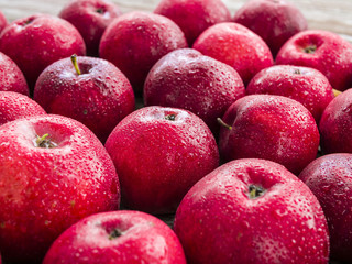 Fototapeta na wymiar Świeże czerwone jabłka.
