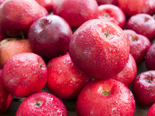 Świeże czerwone jabłka.