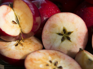 Świeże czerwone jabłka.