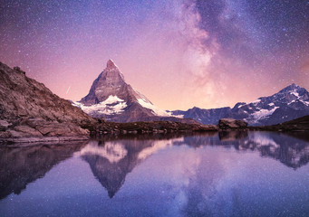Matterhorn und Reflexion auf der Wasseroberfläche zur Nachtzeit. Milchstraße über Matterhorn, Schweiz. Wunderschöne Naturlandschaft in der Schweiz
