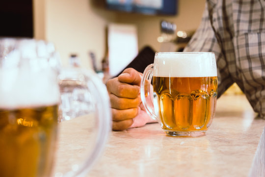 cup of beer in a pub. photo of drinking beer and alcohol