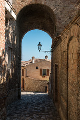 Gasse in der Altstadt von Santarcangelo di Romagna, Italien