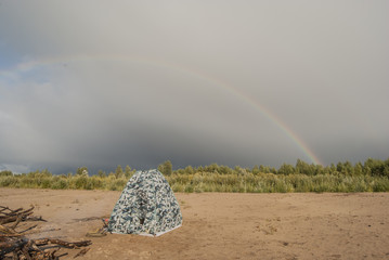 палатка на фоне радуги