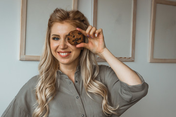 Naklejka premium Girl with oatmeal cookies