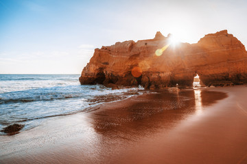 Wunderschöne Meereslandschaft, die Küste Portugals, die Algarve, Felsen am Sandstrand, ein beliebtes Reiseziel für Reisen in Europa