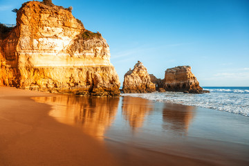 prachtig oceaanlandschap, de kust van Portugal, de Algarve, rotsen op het zandstrand, een populaire bestemming voor reizen in Europa