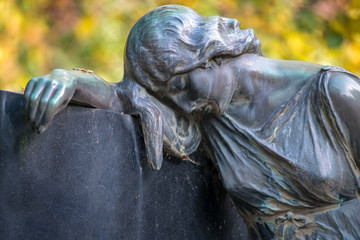 Grabstatue auf dem Friedhof