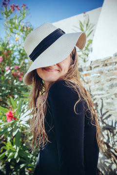 Portrait jeune fille au chapeau
