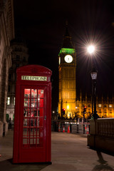 Fototapeta na wymiar Cabina telefonica rossa e Big Ben di notte, Londra, Regno Unito