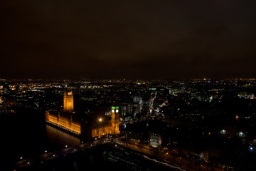 Vista aerea di notte della Casa del Parlamento, la torre Big Ben e il Westminster bridge dal London Eye, Londra, Regno unito