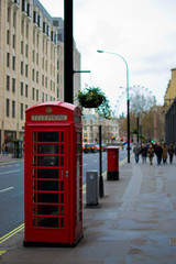 Cabina telefonica rossa in una strada di Londra, Regno Unito