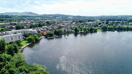 Obraz premium Aerial view over the town of Linlithgow from above Linlithgow Loch.